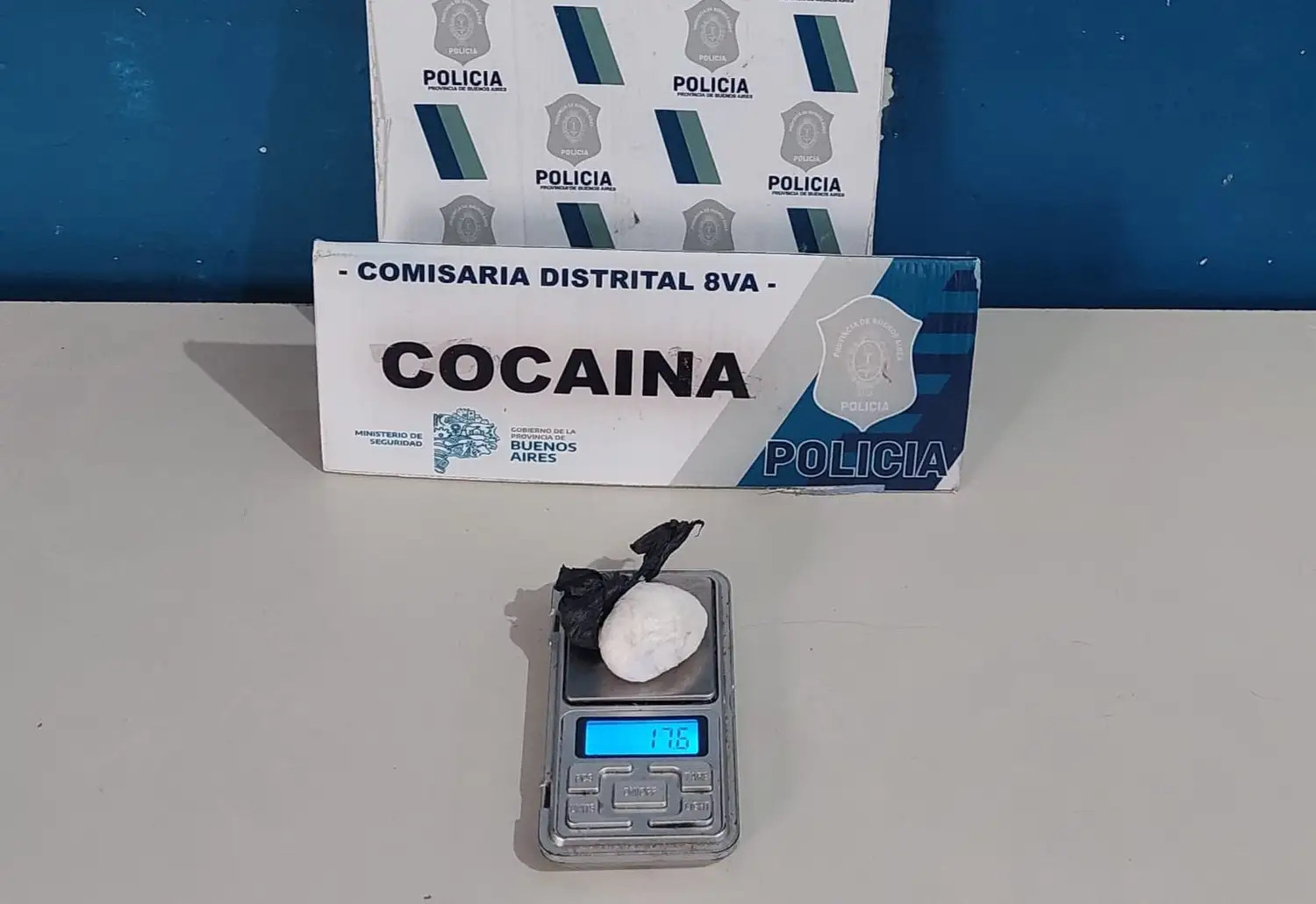 Los paquetes contenían una sustancia con un peso total de 17,6 gramos.