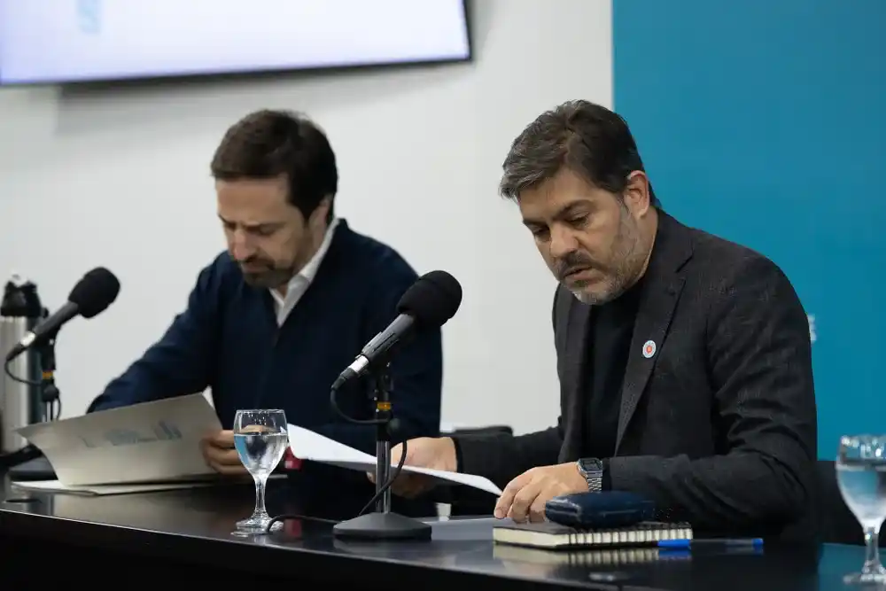 Carlos Bianco en conferencia de prensa junto a Nicolás Kreplak.