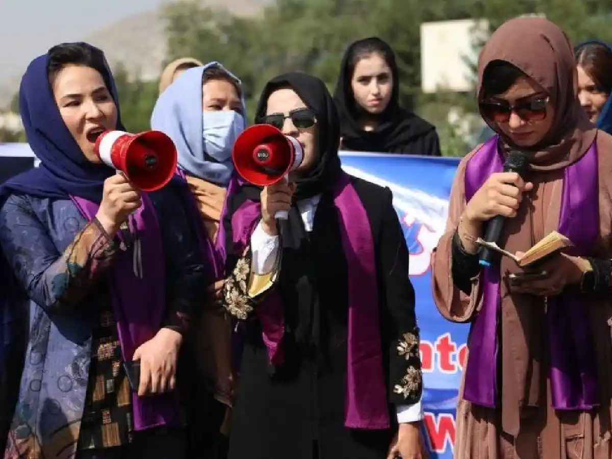 Las mujeres de Kabul vuelven a protestar exigiendo la garantía de sus derechos