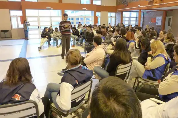Profesionales de Salud capacitan a estudiantes de escuelas secundarias