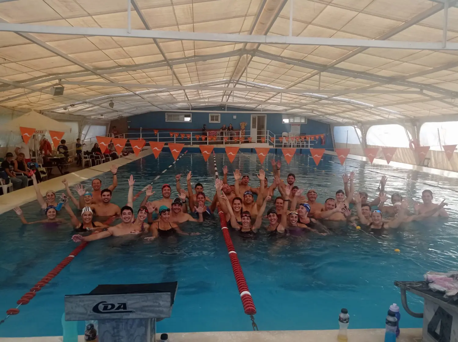 Natación: Los equipos de adultos de Pescadores y Náutico compitieron en la posta americana