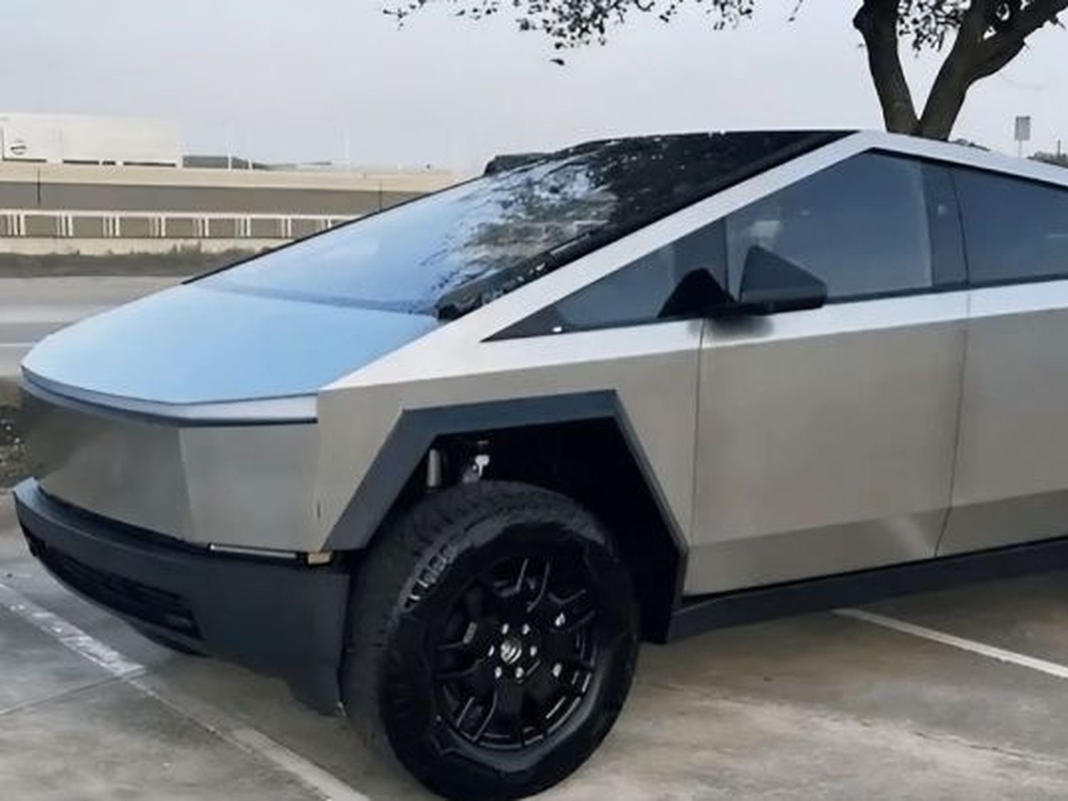 Elon Musk y Tesla enfrentan nuevos problemas con el Cybertruck tras la octava retirada del mercado