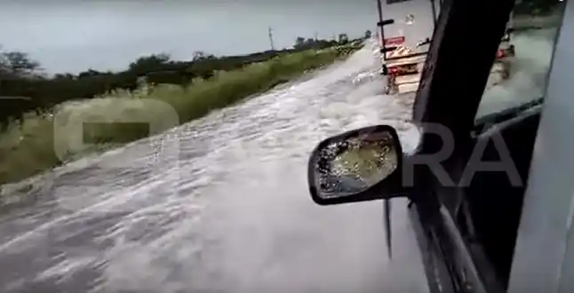 Impactante video de cómo circulan por una ruta inundada en Entre Ríos
