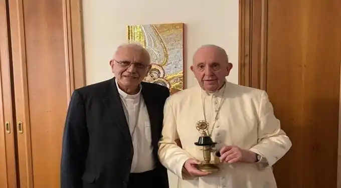 Baltazar Porras entrega reliquia del Dr. José Gregorio Hernández al papa Francisco