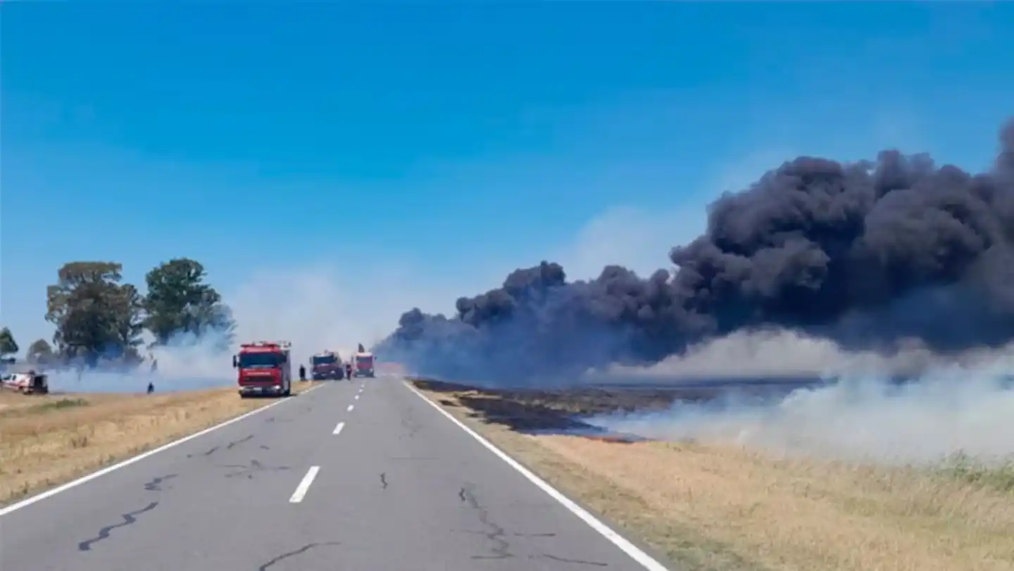Dos de los camiones se prendieron fuego tras el terrible impacto.
