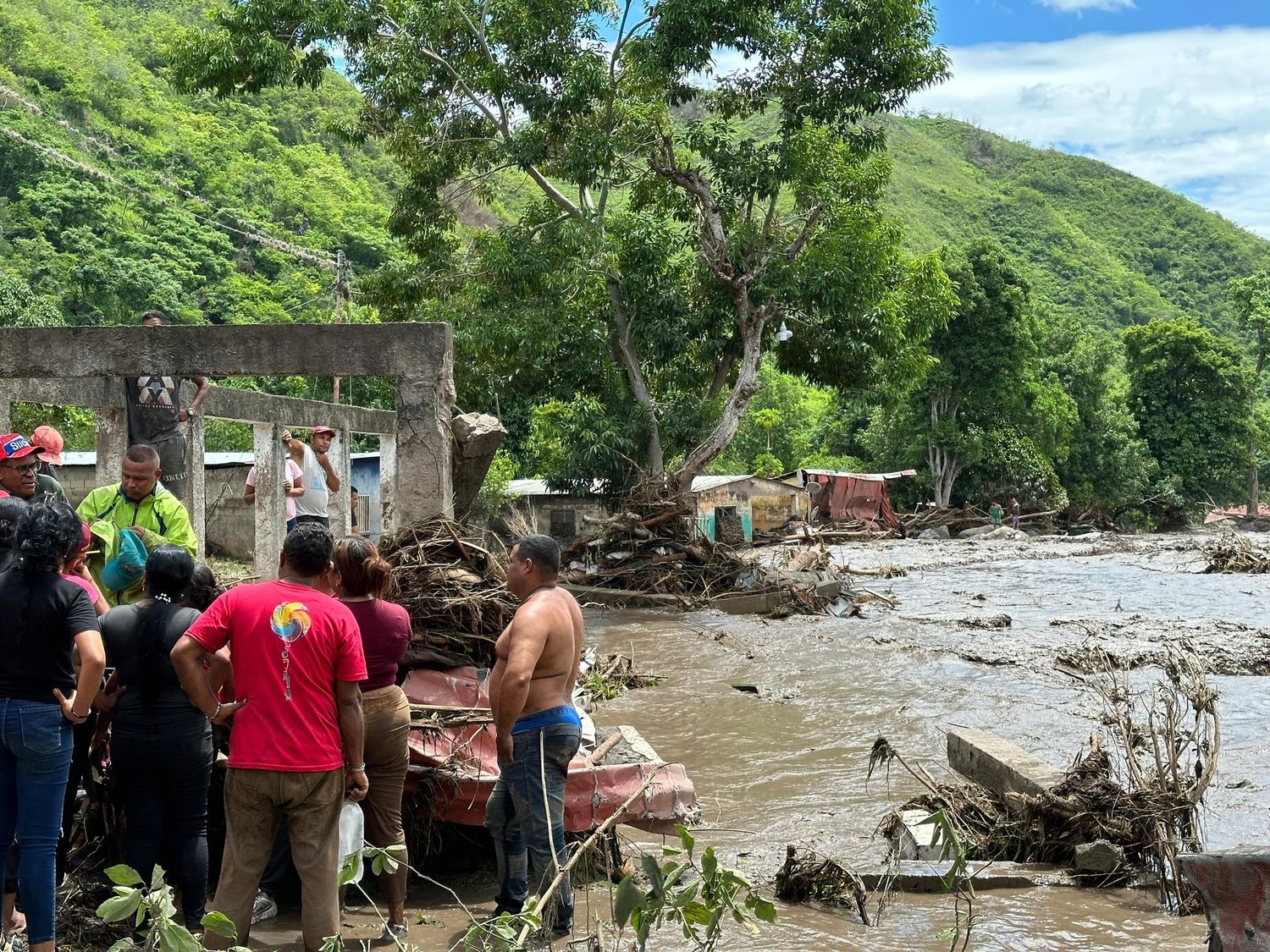 Confirman 2 muertos, 5 desaparecidos y más de 25 mil personas afectadas por coletazo del huracán Beryl (+Videos)
