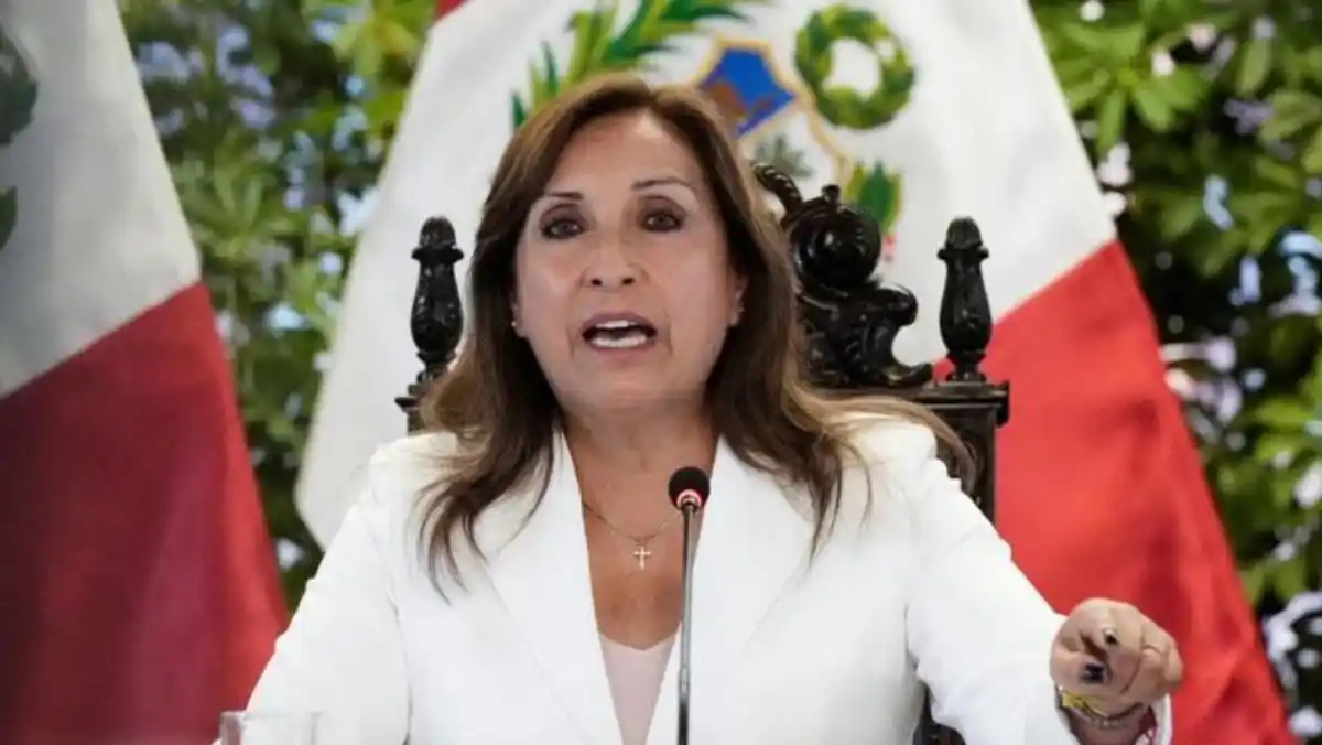 Presidenta de Perú rendirá declaración ante la Fiscalía POR ABANDONO DE CARGO: se fue a operar la nariz