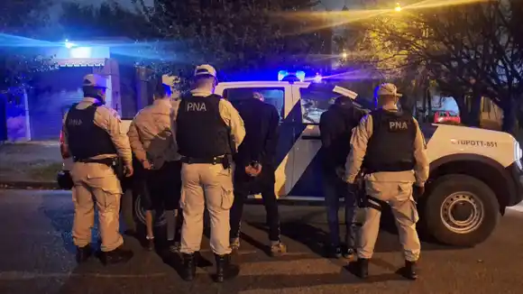 Detuvieron a tres personas por vender drogas en la vía pública: hallaron armas, dinero y una granada