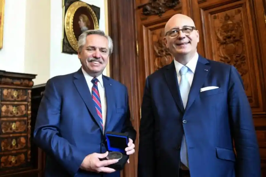 El Presidente visitó La Sorbona y recibió una medalla honorífica
