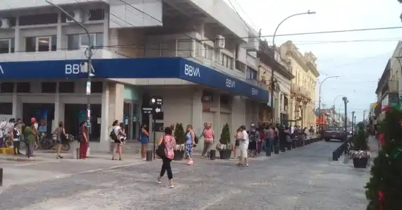 Los usan todos, pero casi nadie paga: ¿se extinguen los cajeros automáticos en Argentina?