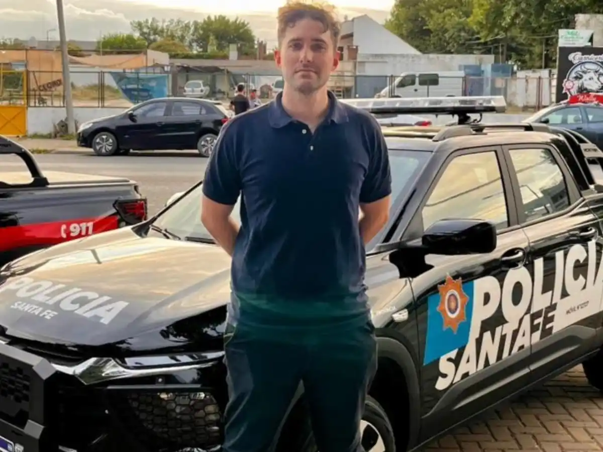 El presidente comunal Yocco junto al flamante vehículo para el pueblo.