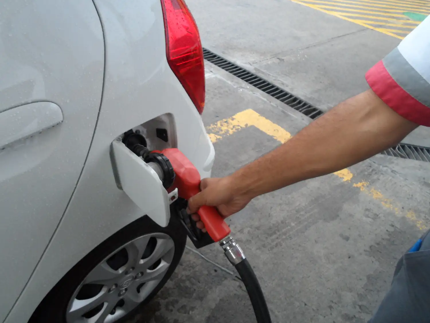 El expendio de combustibles bajó en el país pero no en Victoria