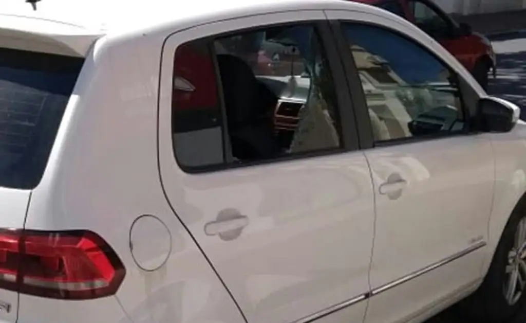 Vandalismo y robo: rompen vidrios de autos en Mariano Comas