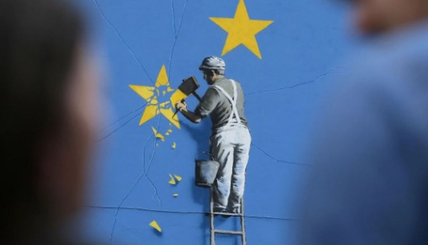 Un mural pintado por el artista británico de graffiti Banksy.