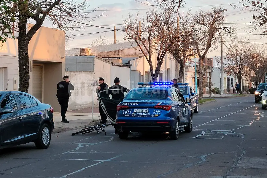 Escuchó un golpe en el techo, salió al patio y se encontró a una intrusa que le rompió un vidrio