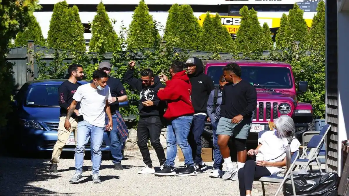 VENEZOLANA identifica a misteriosa mujer que llevó a migrantes a Martha’s Vineyard