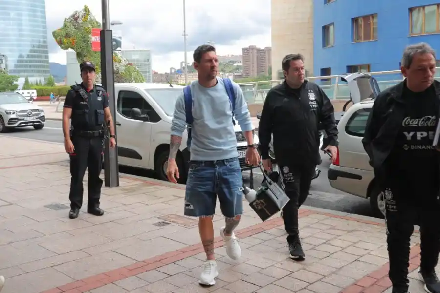 Con Messi a la cabeza, los futbolistas de la Selección llegaron a Bilbao