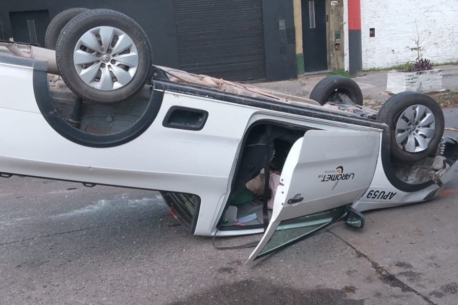 Un hombre chocó con un árbol y volcó su camioneta en zona oeste