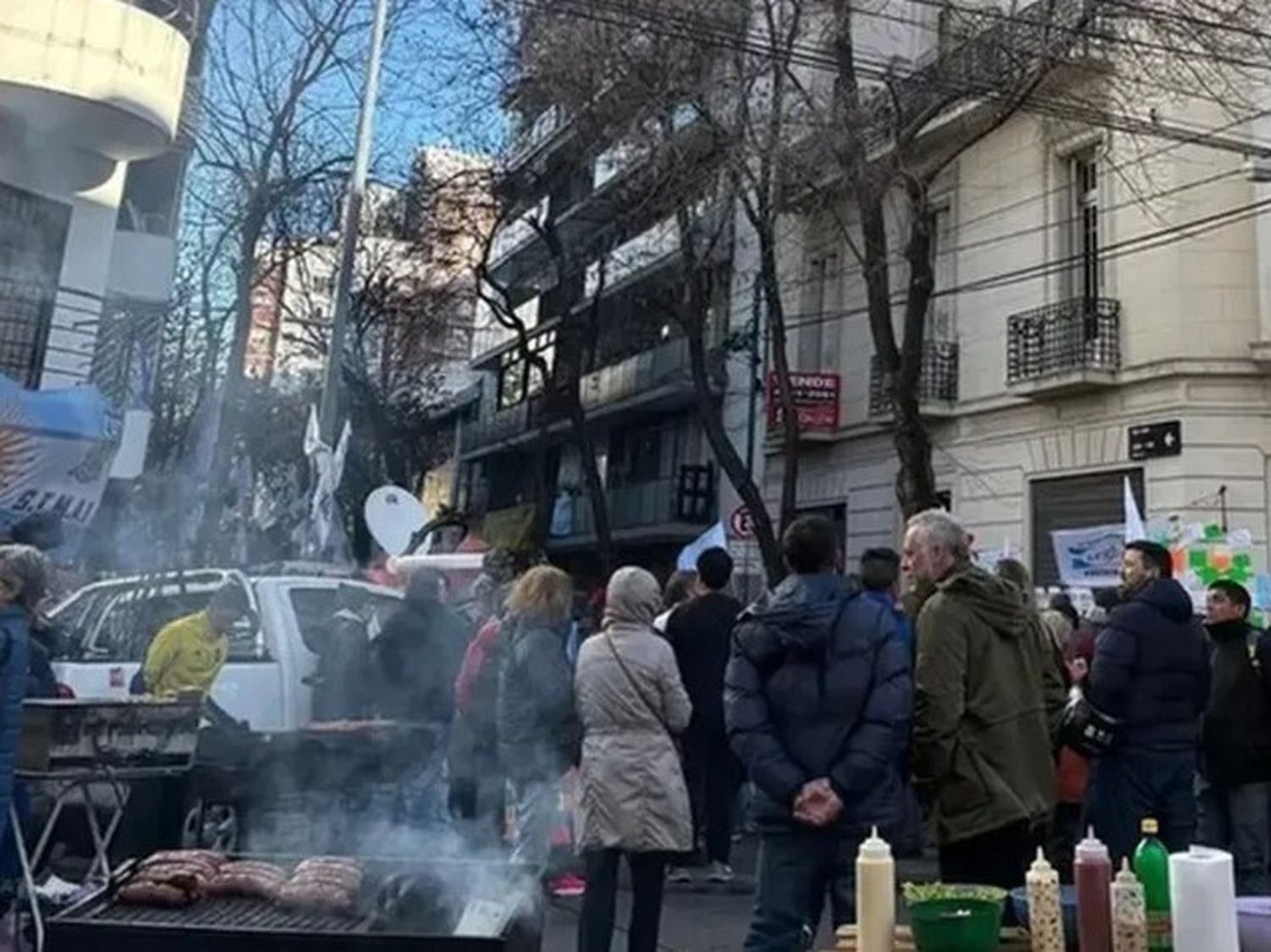 El pedido de la Ciudad se debe a la presencia permanente de militantes, lo que genera trastornos en una zona altamente transitada.