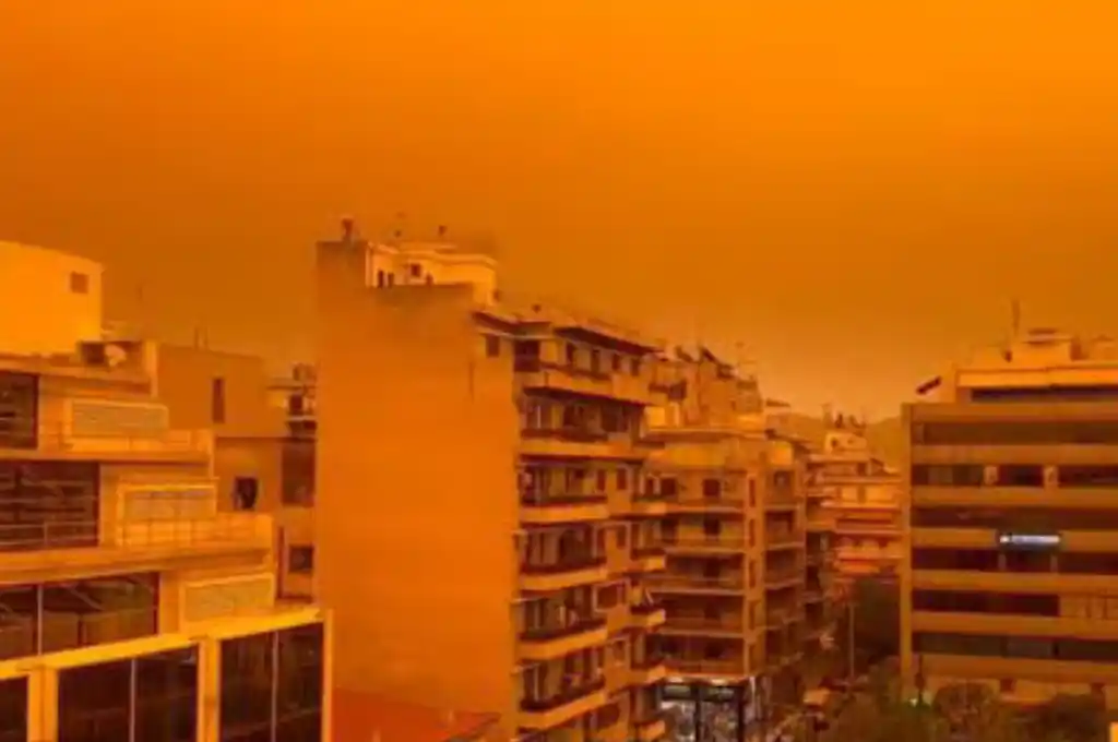 Un manto de arena impactó en Grecia.
