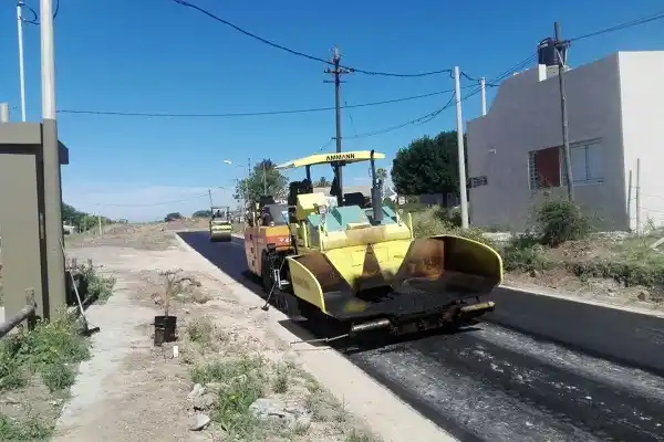 El Municipio realiza el asfaltado de Perito Moreno