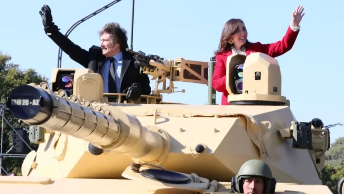 La foto con Villarruel, los regalos y un brindis: el desfile de Milei en su primer 9 de Julio como Presidente