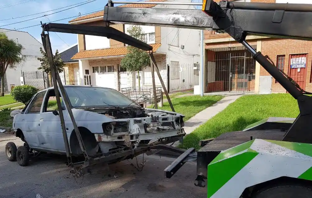 El Municipio retiró más de 40 vehículos abandonados en la vía pública