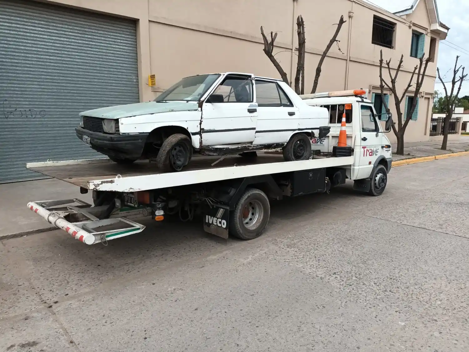 Los conductores de un Renault 9 y de un Renault 12 chocaron y abandonaron los autos en Quequén