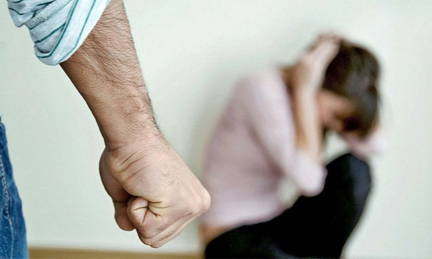 Detuvieron a un joven por golpear a su novia: La ahorcó hasta desmayarla