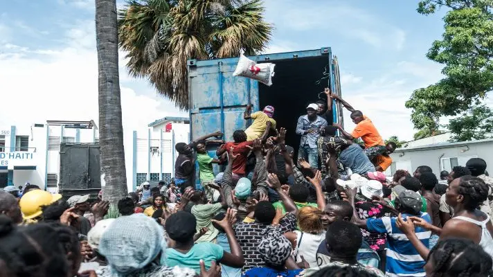 REFRIEGAS ENTRE LA MULTITUD por falta de agua y alimentos en Haití