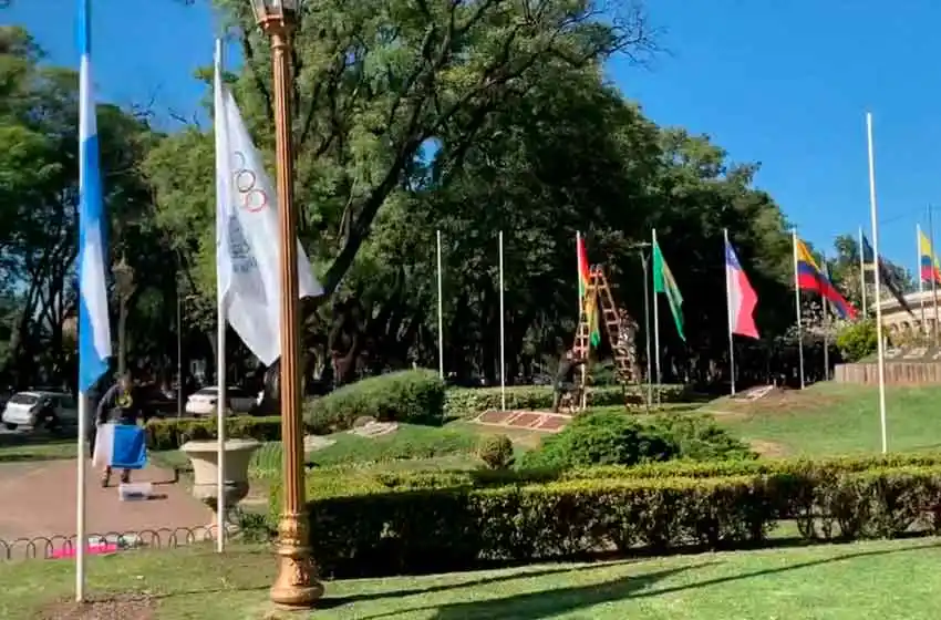 Tragicómico: retiraron las banderas de los Juegos Suramericanos del parque Independencia por la inseguridad