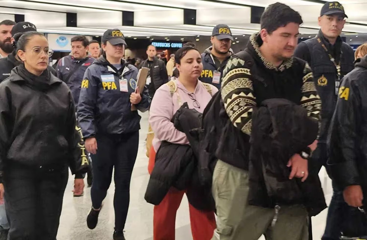 Los dos allegados a “Fito” fueron expulsados del país.