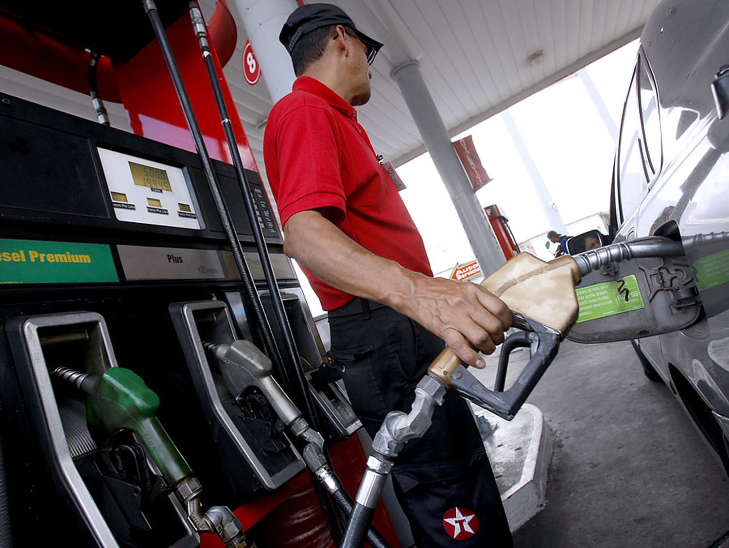 El Gobierno actualizó parcialmente los impuestos a los combustibles