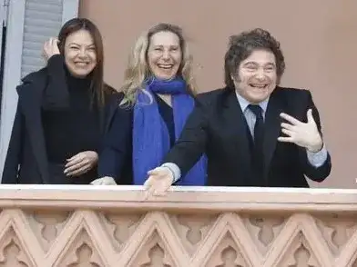 Milei salió al balcón con sus ministros e hizo un “six seven” ante los jóvenes