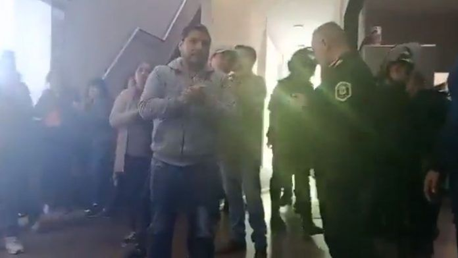 Avellaneda: vecinos tomaron la Municipalidad y denuncian que el Intendente los quiere desalojar