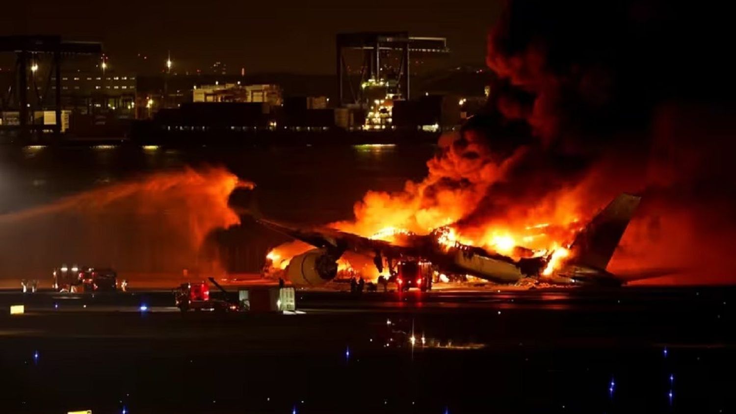 IMPACTANTE choque de aviones en Japón deja 5 muertos (+VIDEO)