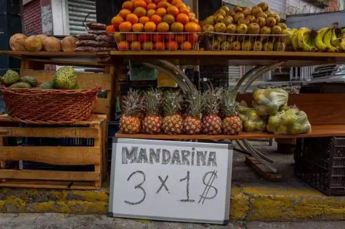 “Todo a un dólar” así se la ingenian los comerciantes para sobrevivir a Venezuela