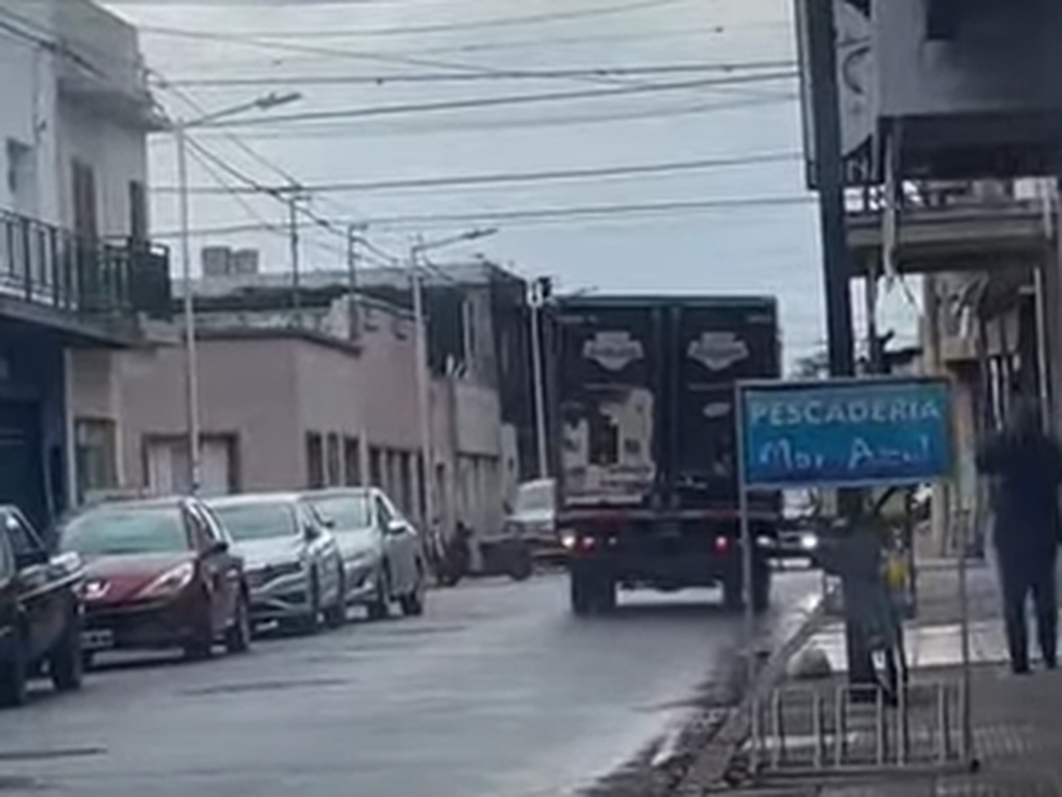 Insólito: un camión en contramano en pleno centro