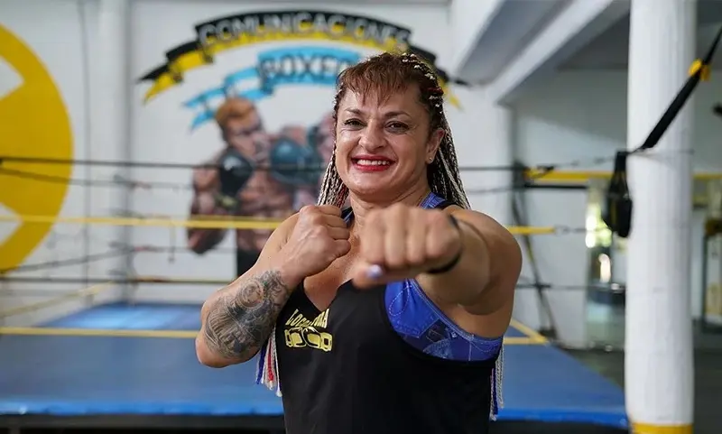 La boxeadora de 47 años sigue en estado 'crítico y reservado'.
