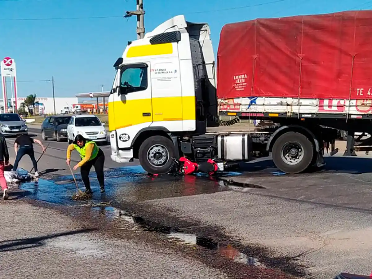 Arroyito: murió un motociclista al chocar contra un camión
