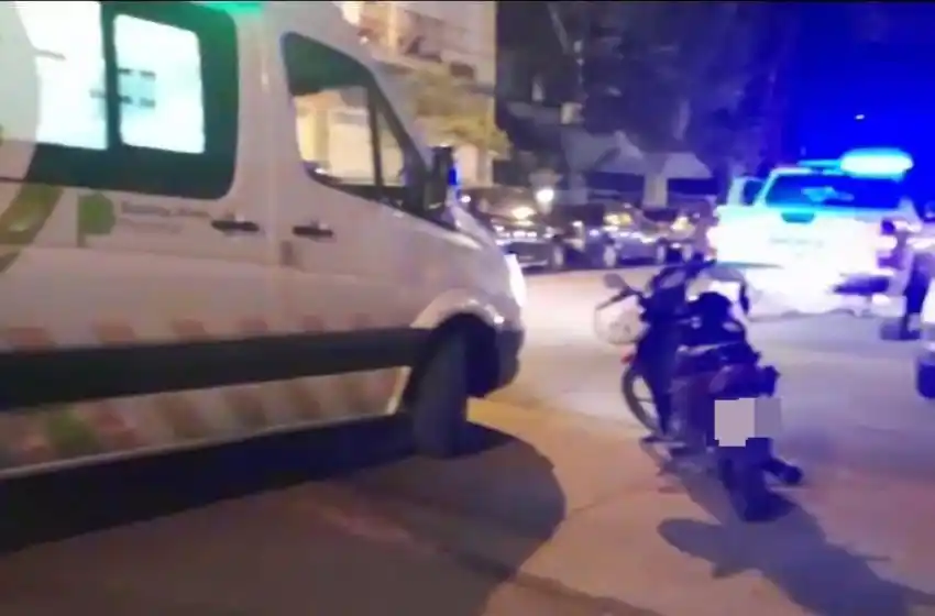 Choque entre un auto y una moto: una mujer herida