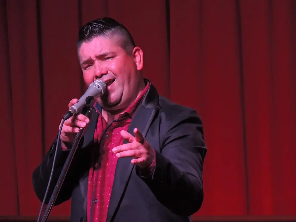 Gustavo Leonardi y los grandes éxitos de la música tropical