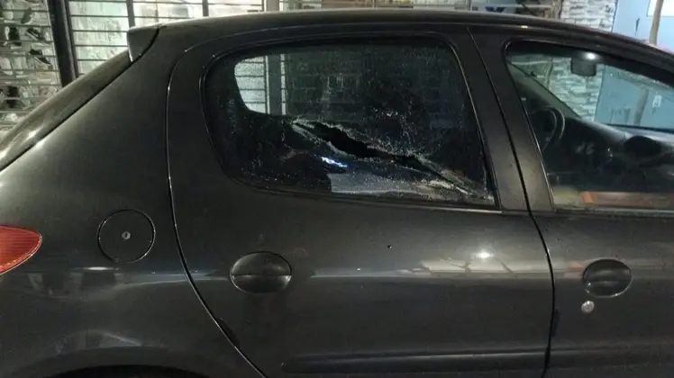 Mar del Plata: salió a caminar y rompió los vidrios de un negocio y un auto