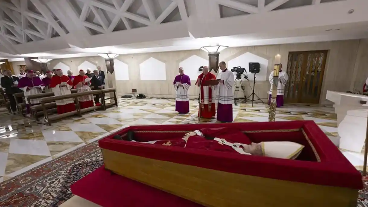Despedida. Velatorio de Francisco en la capilla de la Casa Santa Marta. Foto: Vatican Media