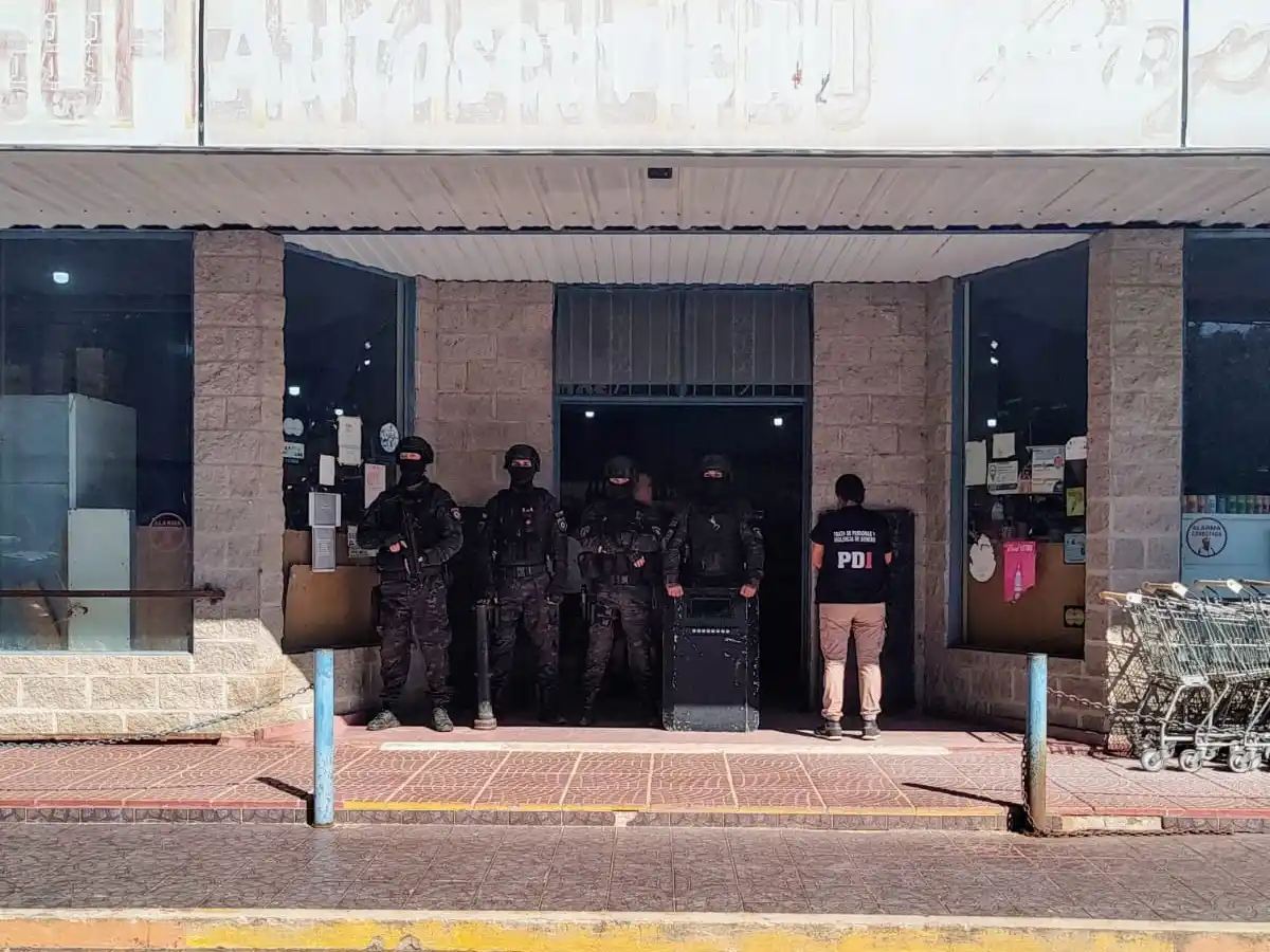 Allanaron una casa en Helvecia por una causa de ciberacoso: secuestraron computadoras y celulares