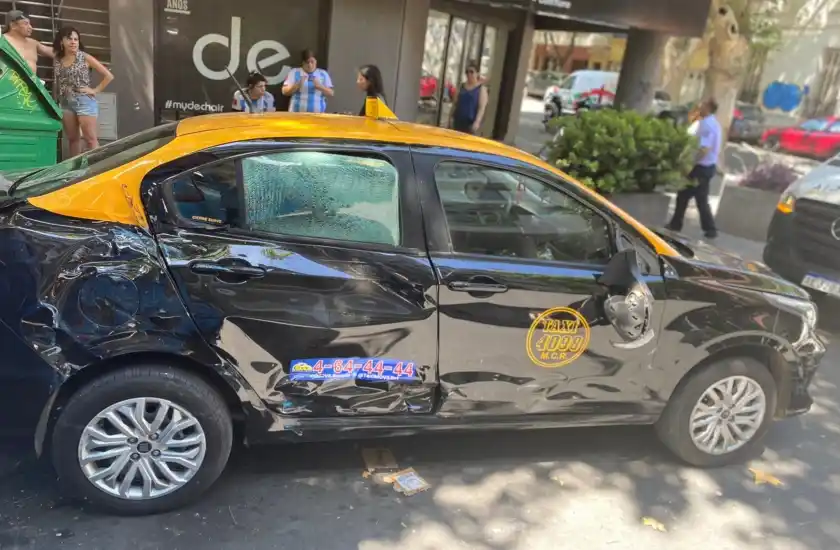 Una mujer embarazada herida tras el choque entre un colectivo y un taxi