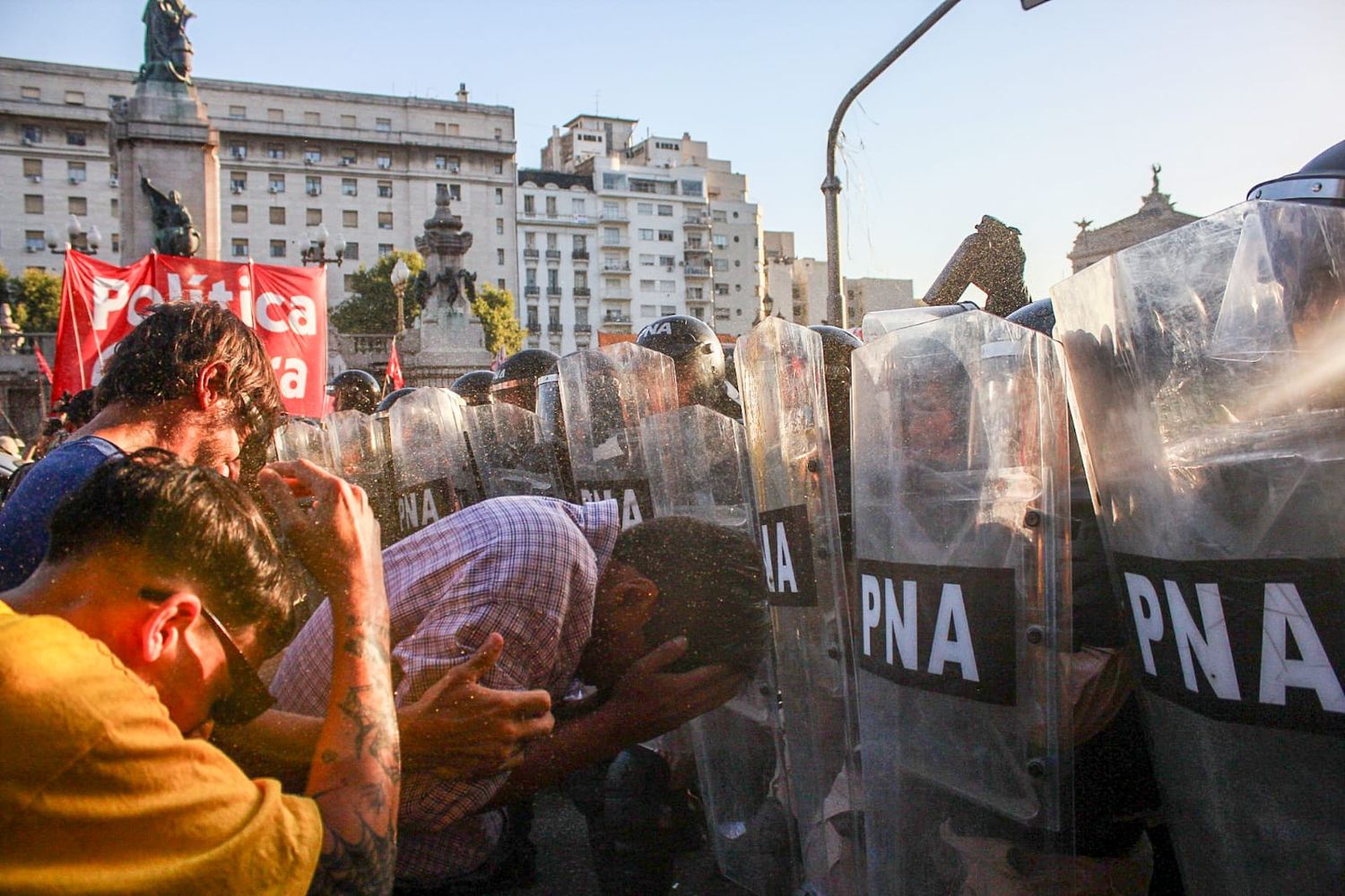 Caos por la Ley Ómnibus. Se aplicó el protocolo antipiquete y fueron reprimidos los manifestantes frente al Congreso