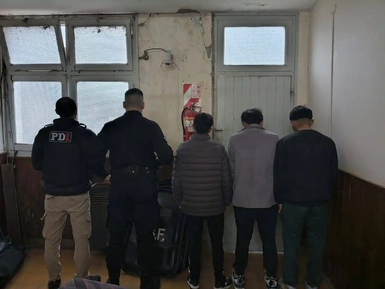 Los menores detenidos al momento de ser trasladados a la sede policial