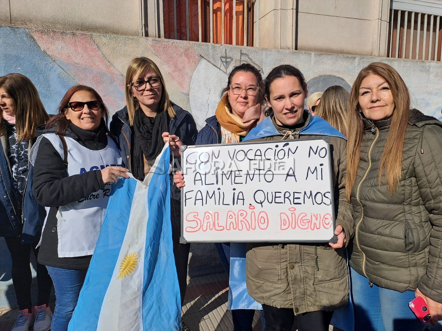 Cientos de docentes de la ciudad se manifiestan reclamando mejores salarios