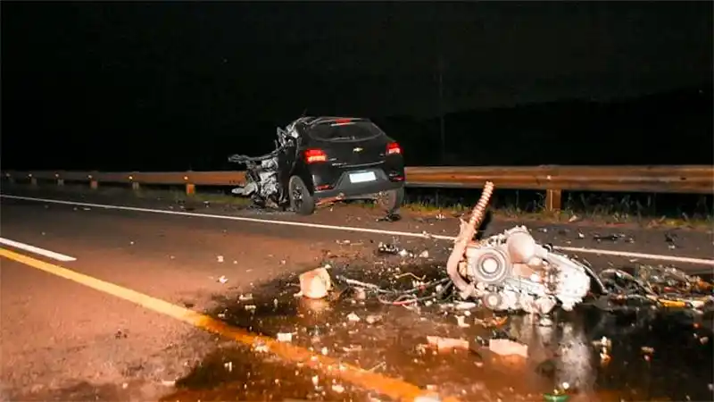 Tragedia en la Ruta 12: Un hombre murió tras violento choque frontal entre un auto y un camión